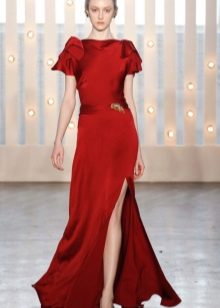 Cherry dress na may kulay-abo na sapatos