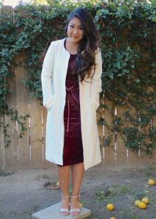 Cherry dress na may puting amerikana