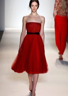 Cherry dress na may itim na sinturon