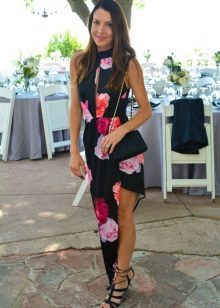 Asymmetrical black dress na may floral print