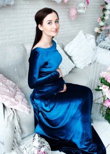 Blue dress sa sahig para sa mga buntis na kababaihan