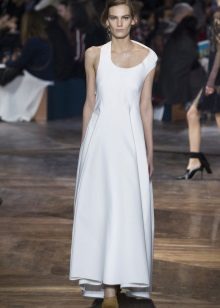 Damit na may asymmetrical neckline