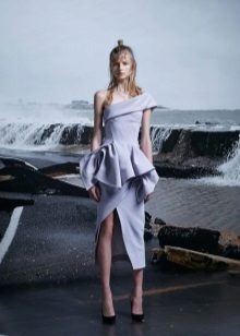 Asymmetrical dress na may slit