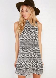 Magsuot ng damit na itim at puti na may pattern