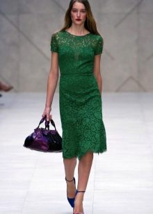 Green dress na may asul na bag