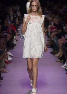 Trapeze dress na may ruffles