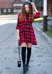 Red check dress na may black golf at black low boots