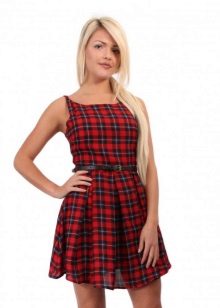 Red dress dress sa isang hawla