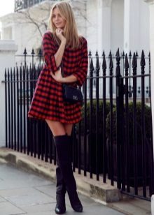 Red at itim na plaid dress