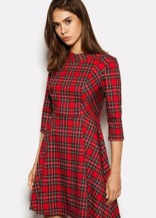 Red dress sa isang hawla A-shaped silweta na may isang manggas sa tatlong quarters