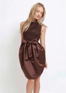 Ang pinagsamang lobo dress na may lace top at satin skirt