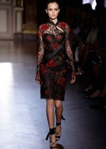 Mid-length na qipao dress (cheongsam dress) na may mababang stand-up collar