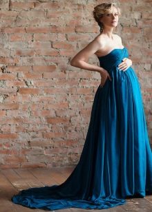 Blue dress with a train for a photo shoot pregnant