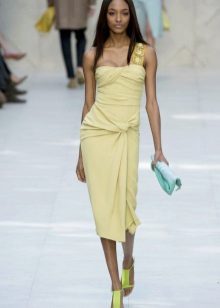 Katamtamang viscose dress sa maputlang dilaw na kulay