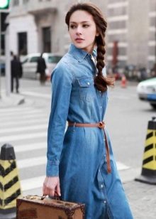 Denim shirt dress na may sinturon para sa retro hitsura
