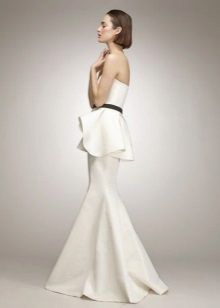 White long bustier dress na may basque