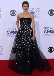 Long black dress na may korset