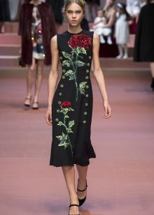 Itim na damit na may mga rosas sa fashion show Dolce & Gabbana