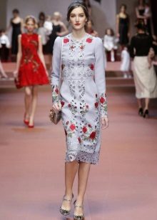 Gray-blue dress na may mga rosas sa fashion show Dolce Gabbana