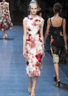 White dress na may Dolce & Gabbana rosas