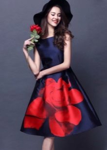 Magdamit ng isang malaking rosas sa palda