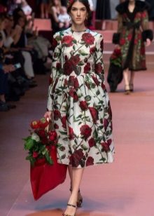 Magdamit ng mga rosas na simpleng haba ng daluyan na gupit
