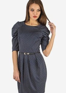 Magdamit ng raglan sleeves para sa mga babaeng may malawak na balikat