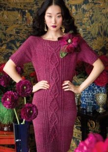 Niniting burgundy dress na may raglan sleeves