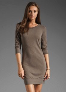 Niniting kulay-abo na damit na may tatlong-quarter raglan sleeve