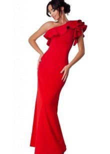 Long red dress na may frill sa isang balikat