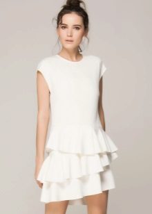 White dress na may mga frills sa palda