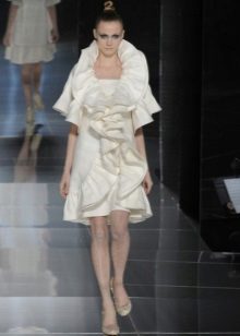 White dress na may frills