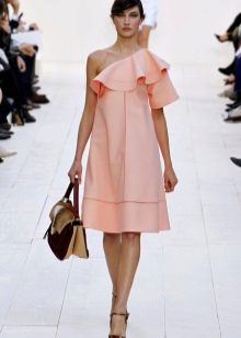 Banayad na coral dress na may frill sa isang balikat