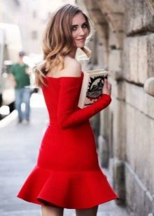 Red dress na may flounce sa ilalim ng palda