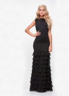 Long evening dress na may maliit na ruffle sa palda