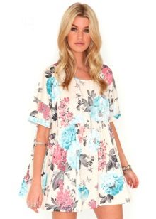 Trapeze dress na may maikling sleeves