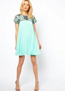 Trapeze dress na may maikling sleeves