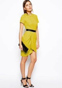 Mustard tulip na damit na may itim na strap