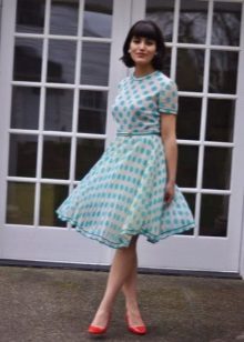 Puting damit na may asul na polka tuldok