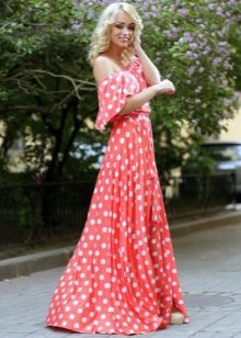 Long red dress na may puting polka tuldok