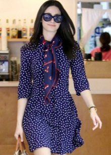 Blue dress na may maliit na puting polka tuldok