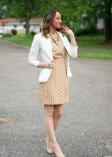 Beige office dress na may puting polka tuldok sa kumbinasyon na may puting dyaket