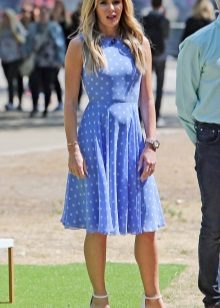 Blue dress na may puting polka tuldok