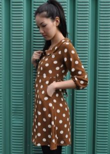 Brown dress sa puting malalaking gisantes na may isang tatlong-quarter manggas