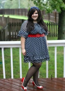 Blue polka-dot dress na may red belt at sapatos para sa buong