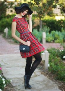 Plaid dress (tartan) na may itim na pampitis, sapatos ng ballet, sumbrero