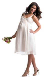 Summer white sundress para sa mga buntis na kababaihan