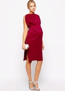 Red dress para sa isang buntis na babae