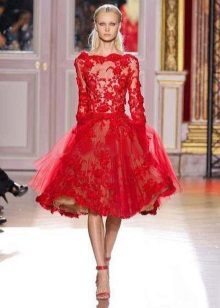 Red Kurzhova dress na may mahabang sleeves