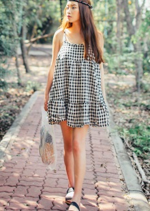Maikling sundress sa isang maliit na cell
